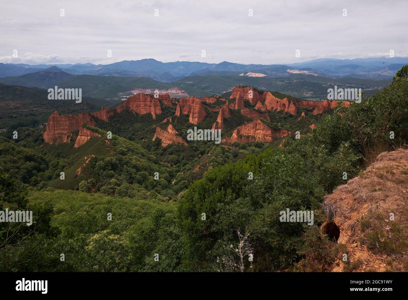 Vista panoramica aerea - Paesaggio spettacolare di Las Medulas - Patrimonio dell'Umanità dell'UNESCO, storico sito minerario dell'oro - il più grande open-pit dell'intero Impero Romano Foto Stock