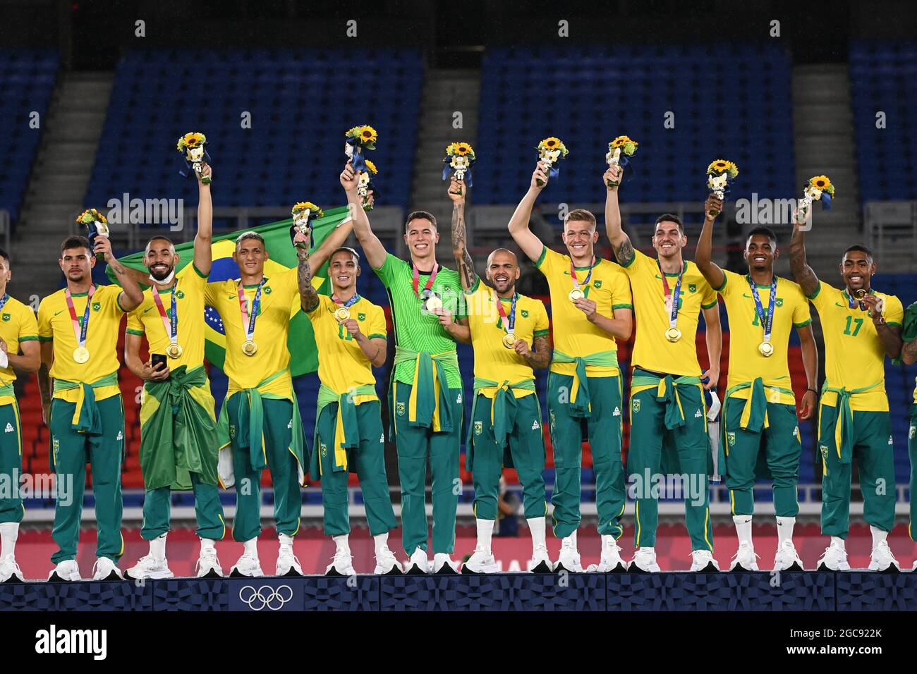 (210808) --, 8 agosto 2021 (Xinhua) -- la medaglia d'oro Team Brasile festeggia durante la cerimonia di premiazione del calcio maschile ai Giochi Olimpici di Tokyo 2020 a Yokohama, Giappone, 7 agosto 2021. (Xinhua/Lu Yang) Foto Stock