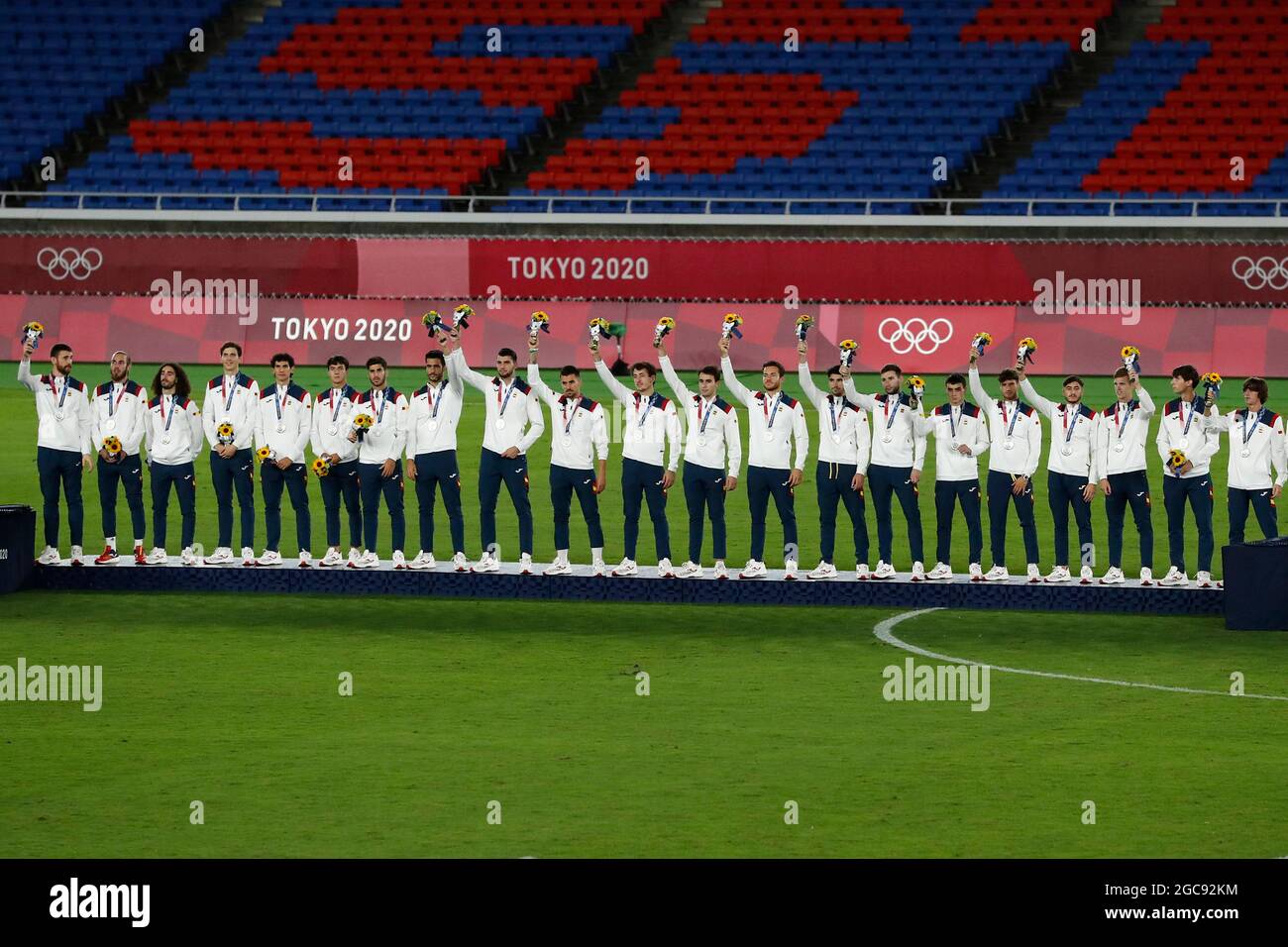 Yokohama, Giappone. 8 agosto 2021. I giocatori spagnoli vincitori della medaglia d'argento partecipano alla cerimonia di premiazione dopo che il Brasile ha vinto la medaglia d'oro degli uomini di calcio durante i Giochi Olimpici di Tokyo 2020 allo Stadio Internazionale Yokohama. Il Brasile ha vinto la medaglia d'oro sconfiggendo la Spagna 2-1. (Immagine di credito: © Rodrigo Reyes Marin/ZUMA Press Wire) Foto Stock