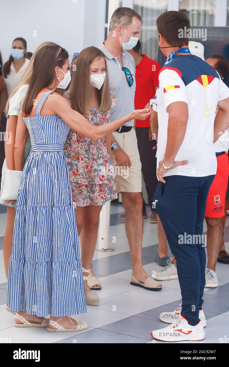 Palma, Spagna. 07 agosto 2021. **NESSUNA SPAGNA** il Re Felipe VI di Spagna, la Regina Letizia di Spagna, la Principessa ereditaria Leonor, la Principessa Sofia partecipano all'accoglienza e al tributo a Joan Cardona, dopo aver partecipato ai Giochi Olimpici di Tokyo 2020, vincendo una medaglia di bronzo nella classe Finn, Durante la 39° Coppa del mondo di vela Copa del Rey Mapfre - 6° giorno al Real Club Nautico il 7 agosto 2021 a Palma, Spagna. Credit: Jimmy Olsen/Media Punch/Alamy Live News Foto Stock