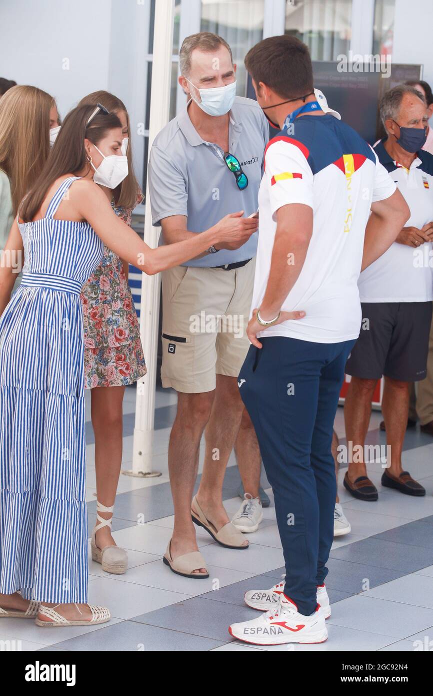 Palma, Spagna. 07 agosto 2021. **NESSUNA SPAGNA** il Re Felipe VI di Spagna, la Regina Letizia di Spagna, la Principessa ereditaria Leonor, la Principessa Sofia partecipano all'accoglienza e al tributo a Joan Cardona, dopo aver partecipato ai Giochi Olimpici di Tokyo 2020, vincendo una medaglia di bronzo nella classe Finn, Durante la 39° Coppa del mondo di vela Copa del Rey Mapfre - 6° giorno al Real Club Nautico il 7 agosto 2021 a Palma, Spagna. Credit: Jimmy Olsen/Media Punch/Alamy Live News Foto Stock