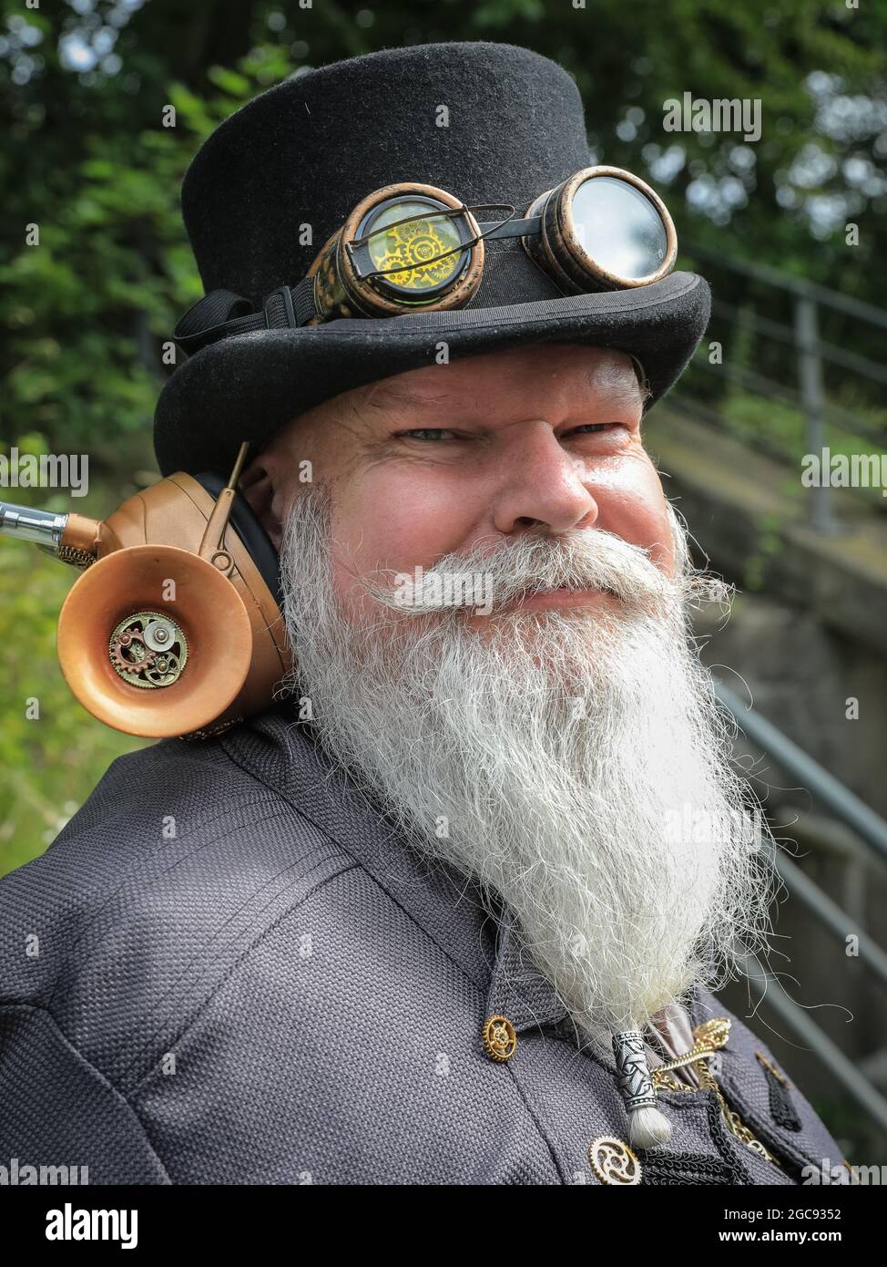 Schiffshebewerk Henrichenburg, Waltrop, Germania, 7 agosto 2021. Un appassionato di steampunk al festival. I fan e i visitatori del Steampunk, molti dei quali in costumi futuristici e costumi a vapore, si riuniscono per il festival ´STeampunk Jubilee Market´ presso lo storico punto di riferimento dell'impianto di risalita di Henrichenburg, parte del parco delle serrature di Waltrop sul canale Dortmund-EMS, oggi museo industriale. La vecchia struttura in ferro, le torri di controllo, le case delle macchine e il museo formano uno sfondo suggestivo per il festival. Credit: Imageplotter/Alamy Live News Foto Stock