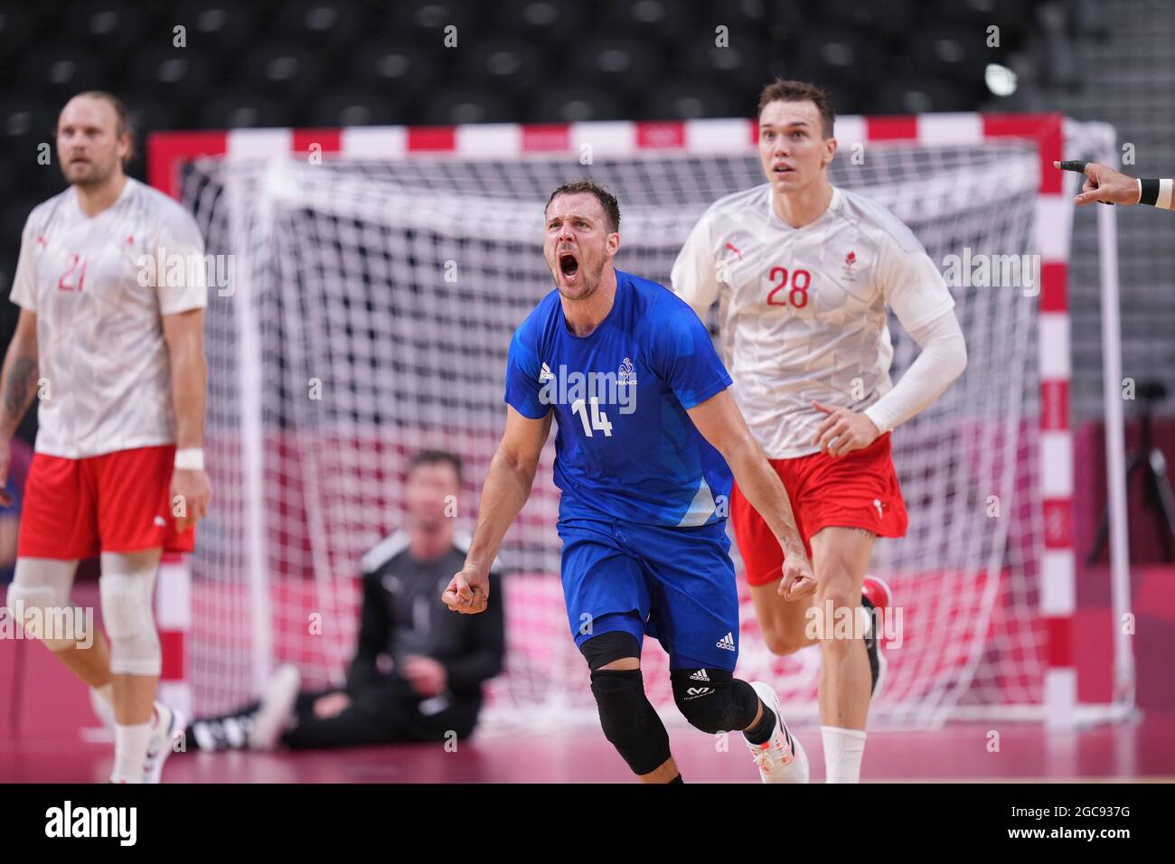 Tokyo, Giappone. 7 agosto 2021. Kentin Mahe (2° R) di Francia celebra la vittoria della finale maschile di pallamano tra Francia e Danimarca ai Giochi Olimpici di Tokyo 2020, Giappone, 7 agosto 2021. Credit: Fei Maohua/Xinhua/Alamy Live News Foto Stock