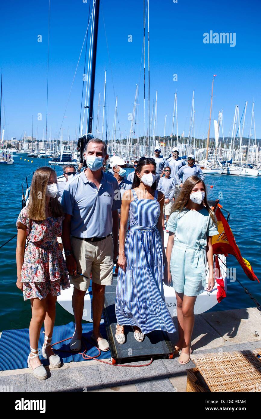 Palma, Spagna. 07 agosto 2021. **NESSUNA SPAGNA** il Re Felipe VI di Spagna, la Regina Letizia di Spagna, la Principessa ereditaria Leonor, la Principessa Sofia partecipano all'accoglienza e al tributo a Joan Cardona, dopo aver partecipato ai Giochi Olimpici di Tokyo 2020, vincendo una medaglia di bronzo nella classe Finn, Durante la 39° Coppa del mondo di vela Copa del Rey Mapfre - 6° giorno al Real Club Nautico il 7 agosto 2021 a Palma, Spagna. Credit: Jimmy Olsen/Media Punch/Alamy Live News Foto Stock