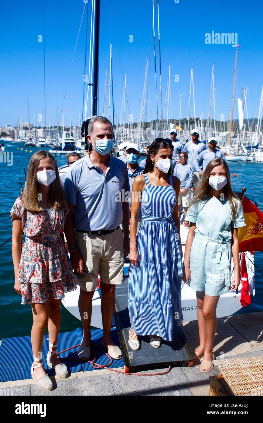 Palma, Spagna. 07 agosto 2021. **NESSUNA SPAGNA** il Re Felipe VI di Spagna, la Regina Letizia di Spagna, la Principessa ereditaria Leonor, la Principessa Sofia partecipano all'accoglienza e al tributo a Joan Cardona, dopo aver partecipato ai Giochi Olimpici di Tokyo 2020, vincendo una medaglia di bronzo nella classe Finn, Durante la 39° Coppa del mondo di vela Copa del Rey Mapfre - 6° giorno al Real Club Nautico il 7 agosto 2021 a Palma, Spagna. Credit: Jimmy Olsen/Media Punch/Alamy Live News Foto Stock