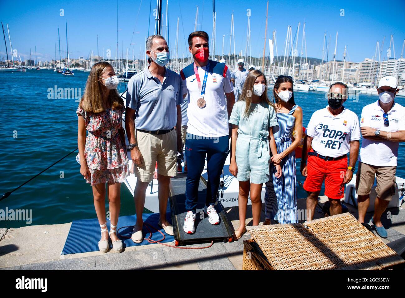 Palma, Spagna. 07 agosto 2021. **NESSUNA SPAGNA** il Re Felipe VI di Spagna, la Regina Letizia di Spagna, la Principessa ereditaria Leonor, la Principessa Sofia partecipano all'accoglienza e al tributo a Joan Cardona, dopo aver partecipato ai Giochi Olimpici di Tokyo 2020, vincendo una medaglia di bronzo nella classe Finn, Durante la 39° Coppa del mondo di vela Copa del Rey Mapfre - 6° giorno al Real Club Nautico il 7 agosto 2021 a Palma, Spagna. Credit: Jimmy Olsen/Media Punch/Alamy Live News Foto Stock
