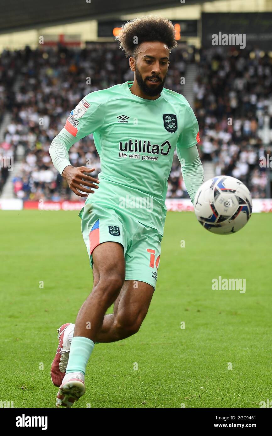 DERBY, REGNO UNITO. 7 AGOSTO Sorba Thomas della città di Huddersfield durante la partita del campionato Sky Bet tra la contea di Derby e la città di Huddersfield al Pride Park, Derby sabato 7 agosto 2021. (Credit: Jon Hobley | MI News) Credit: MI News & Sport /Alamy Live News Foto Stock