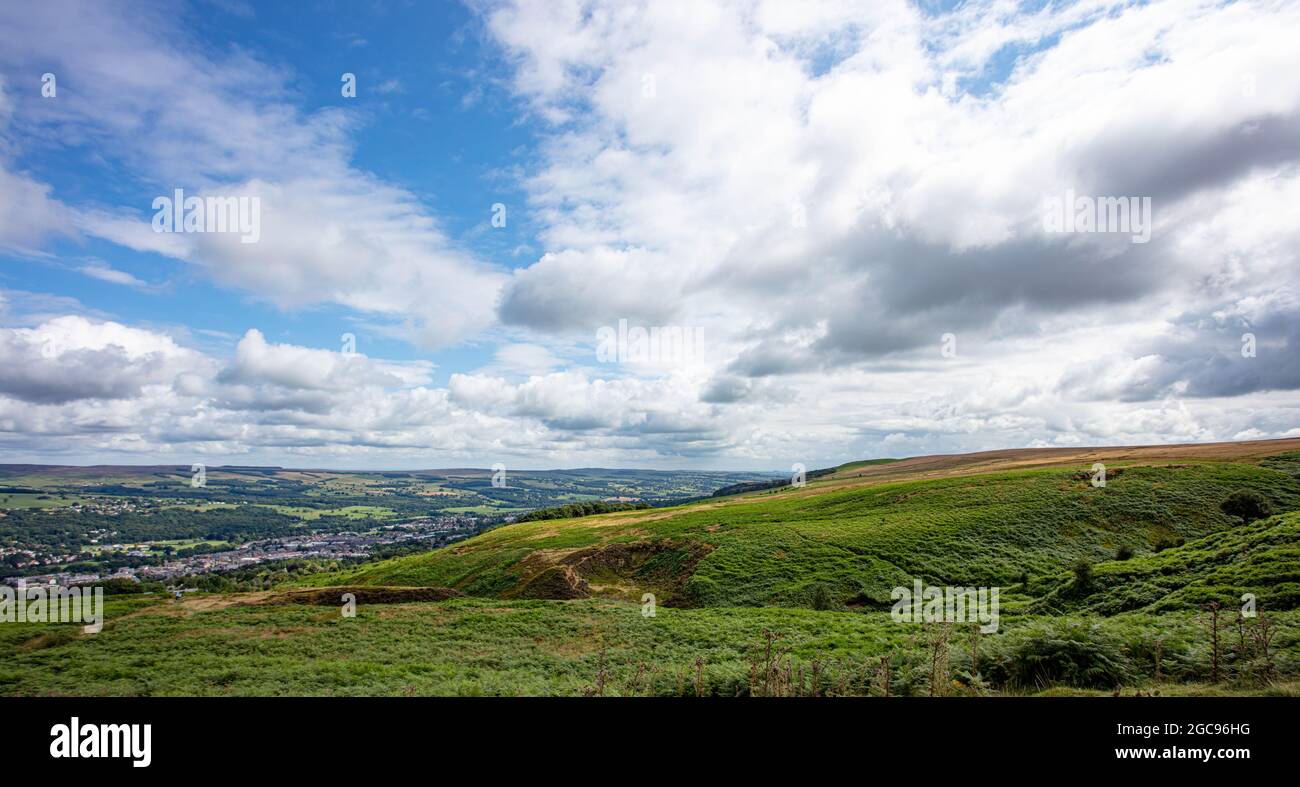 Una vista elevata di Ilkley West Yorkshire dal Moor Foto Stock