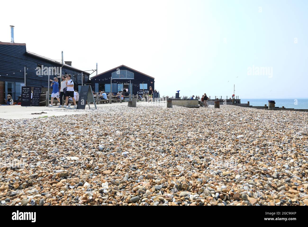 Il Lobster Shack, bar sulla spiaggia che serve pesce caldo e freddo, dall'aragosta al pesce fritto con birre locali, sulla spiaggia di Shingle Whitstable, Kent, UK Foto Stock