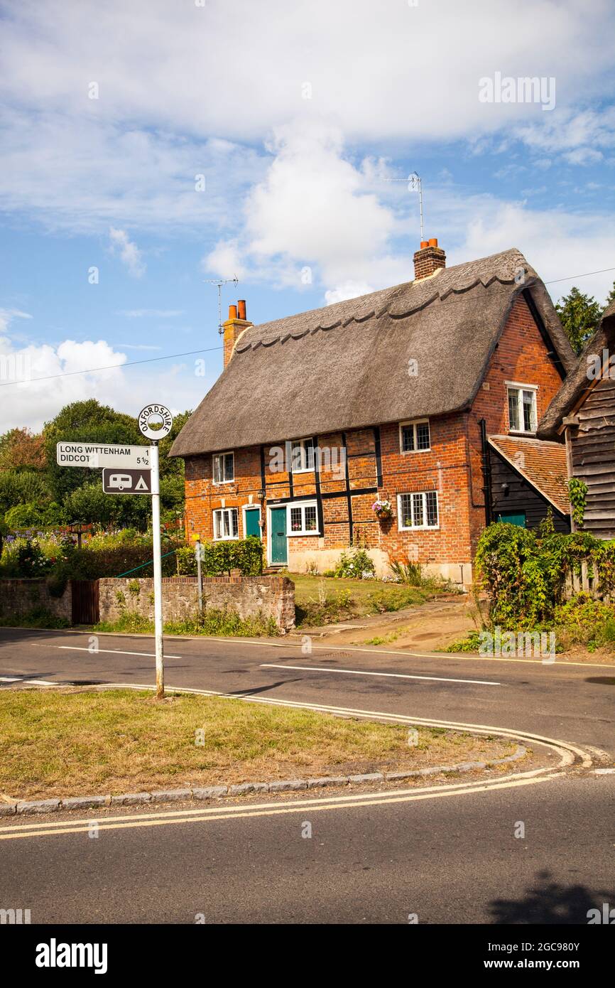 Cottage di paglia nel villaggio di Oxfordshire di Clifton Hampton Foto Stock