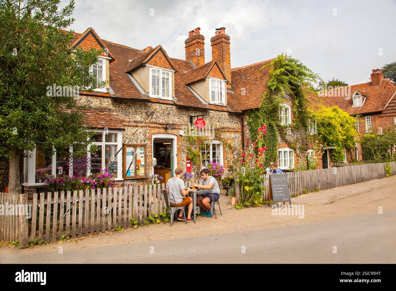 Il negozio e caffetteria dell'ufficio postale del villaggio presso il pittoresco villaggio di Chilterns Buckinghamshire di Hambleden con il suo verde villaggio e pompa d'acqua Foto Stock