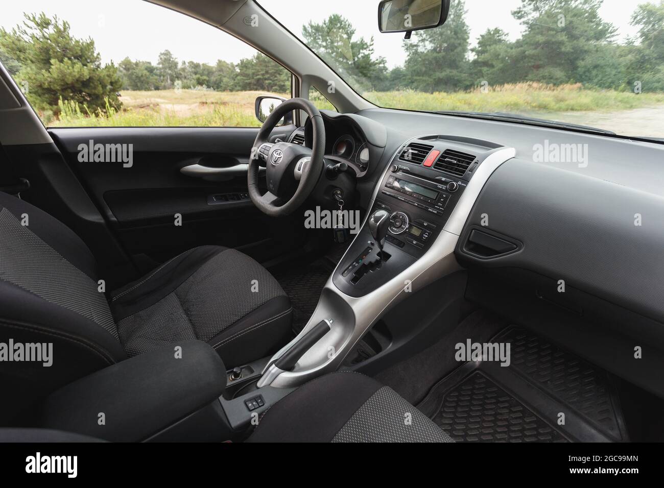 Dnipro, Ucraina - 30 luglio 2021: Toyota Auris 2012 colore argento. Abitacolo della vettura Foto Stock