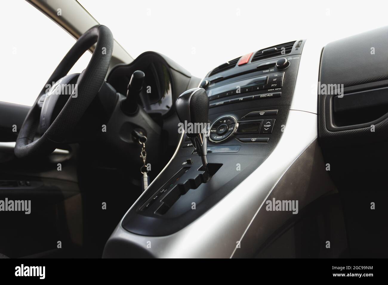 Dnipro, Ucraina - 30 luglio 2021: Toyota Auris 2012 colore argento. Abitacolo della vettura Foto Stock