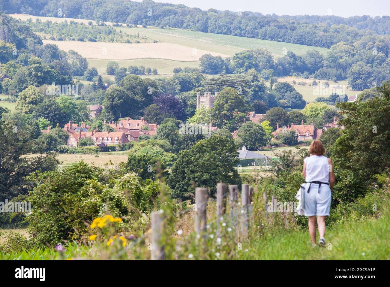 Donna che cammina sulla via Chilterns lungo percorso lungo distanza sul sentiero fuori del villaggio del Buckinghamshire di Hambleden Foto Stock
