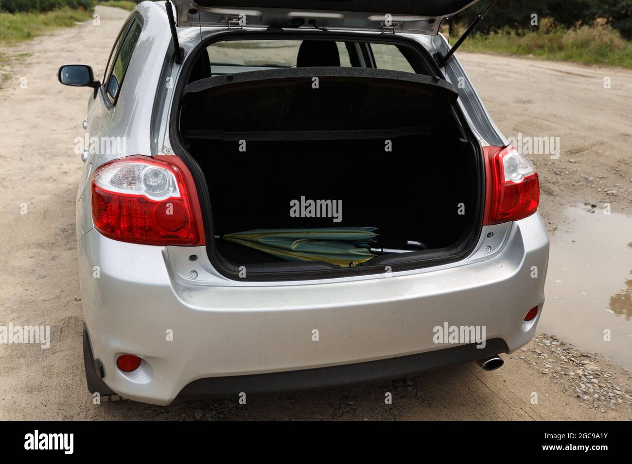 Auto color argento con bagagliaio aperto Foto Stock