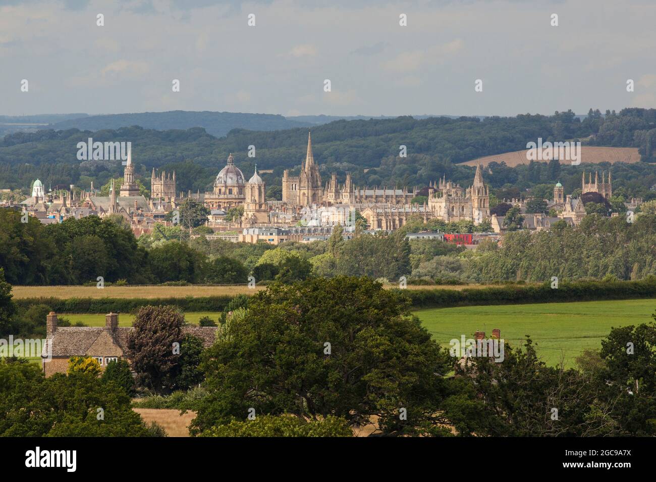 Veduta aerea dello skyline delle sognanti guglie dell'Università di Oxford, in Inghilterra, prese dall'alto dei terreni agricoli locali Foto Stock