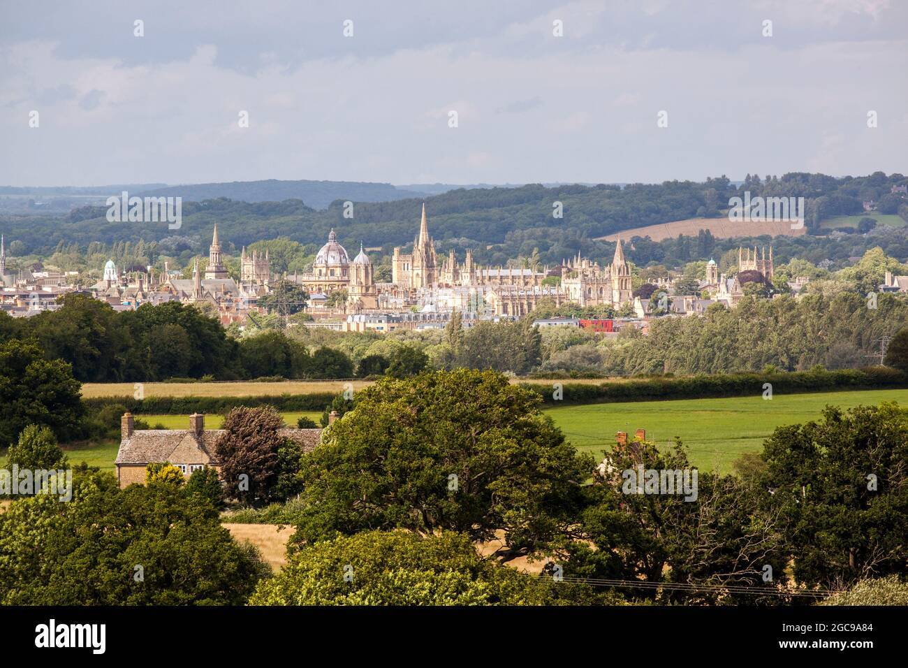 Vista aerea dall'alto sulle sognanti guglie della città universitaria dell'Oxfordshire di Oxford Foto Stock