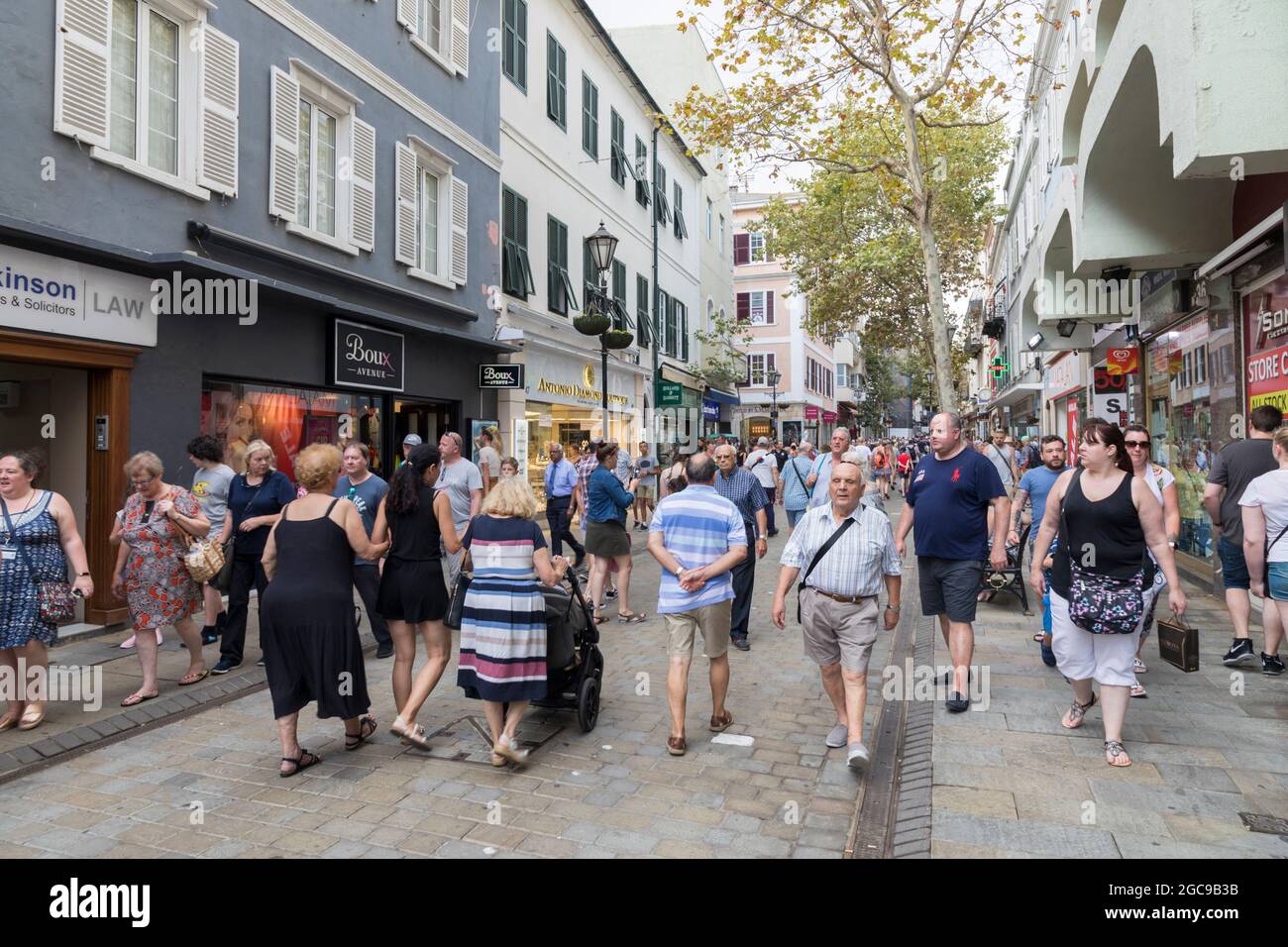 La gente cammina lungo la strada principale dello shopping a Gibilterra Foto Stock