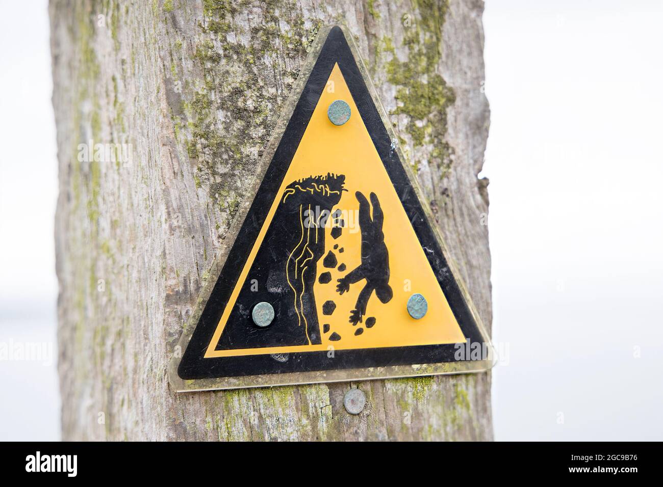 Cartello sul Wales Coast Path pericolo di scogliere vicino a St Ishmael, Pembrokeshire, Galles, Regno Unito Foto Stock