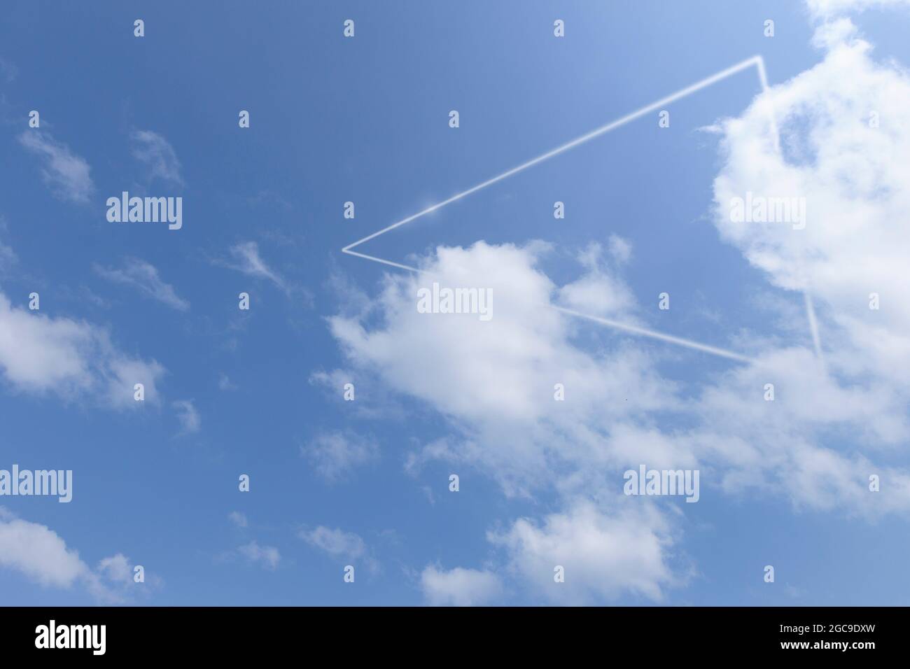 Triangolo bianco che brilla intorno alle nuvole contro il cielo blu. Sfondo naturale astratto. Foto Stock