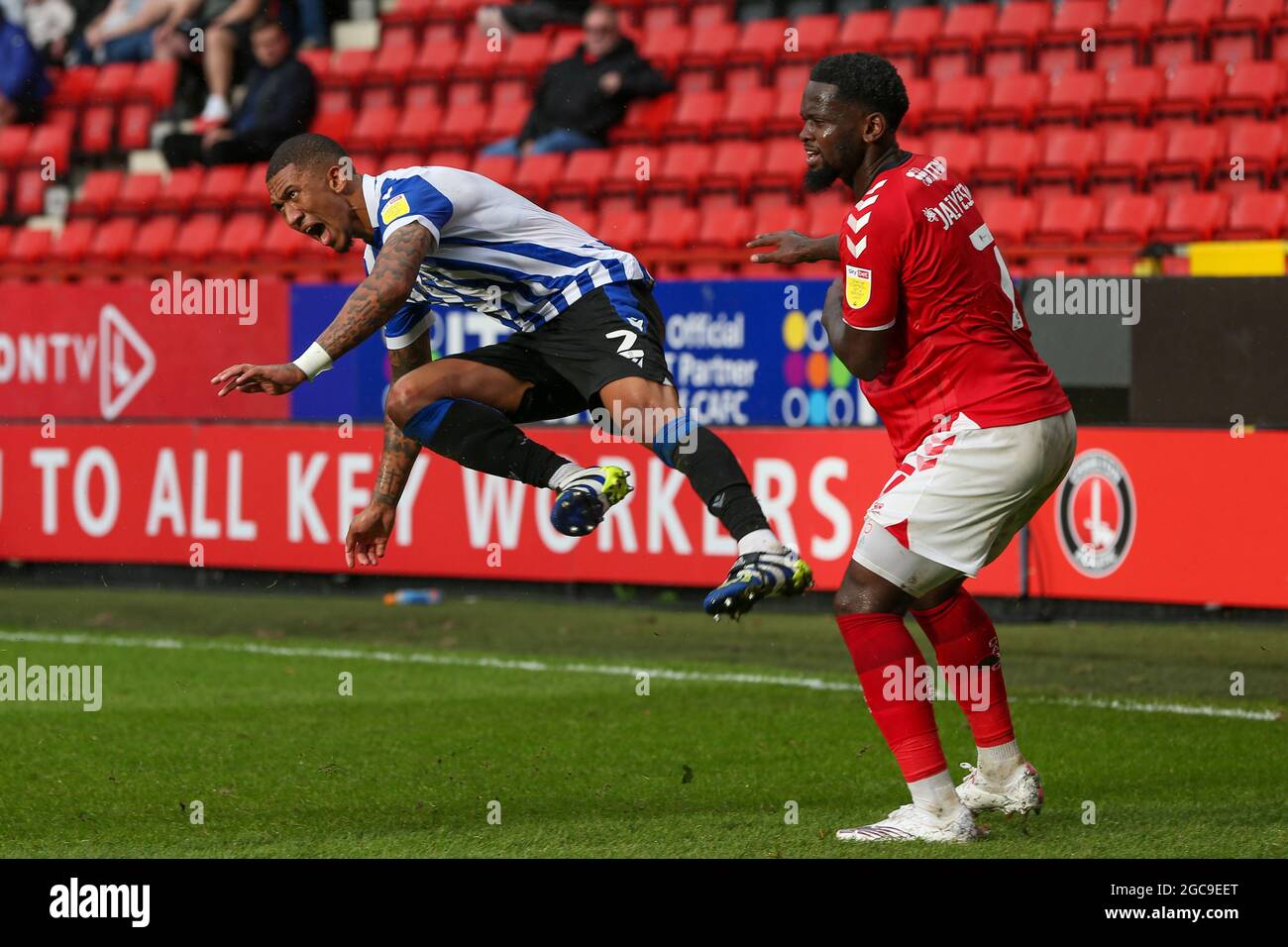 Liam Palmer n.2 di Sheffield Wednesday fa risuonare la sua emozione dopo un fallo da Diallang Jaiyesimi n.7 di Charlton Athletic Foto Stock