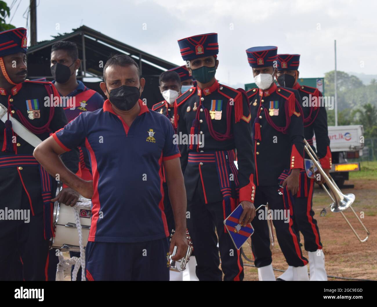 Esercito dello Sri Lanka personale preparazione per una cerimonia di apertura di un evento sportivo. Campi di cricket dell'ordinanza dell'esercito. Dombagoda. Sri Lanka. Foto Stock
