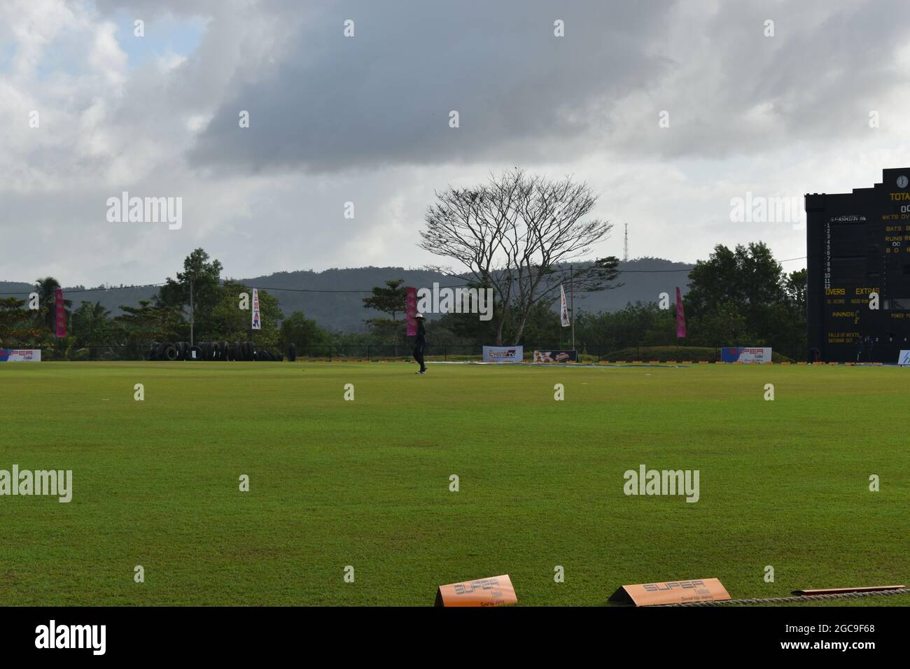 Il pittoresco campo da cricket Army Ordinance. Dombagoda. Sri Lanka. Foto Stock