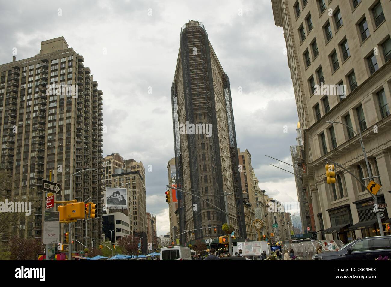 New York, NY, Stati Uniti d'America - 7 agosto 2021: Il Flatiron Building e gli edifici vicini in una giornata nuvolosa e triste Foto Stock