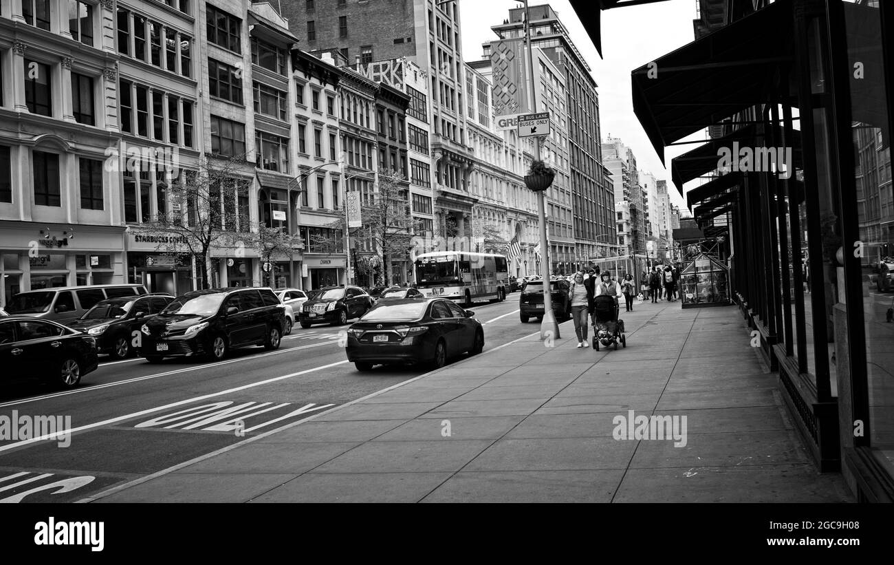 New York, NY, USA - 7 agosto 2021: Guardando verso ovest lungo il marciapiede sulla 23rd Street come mostrato in bianco e nero Foto Stock