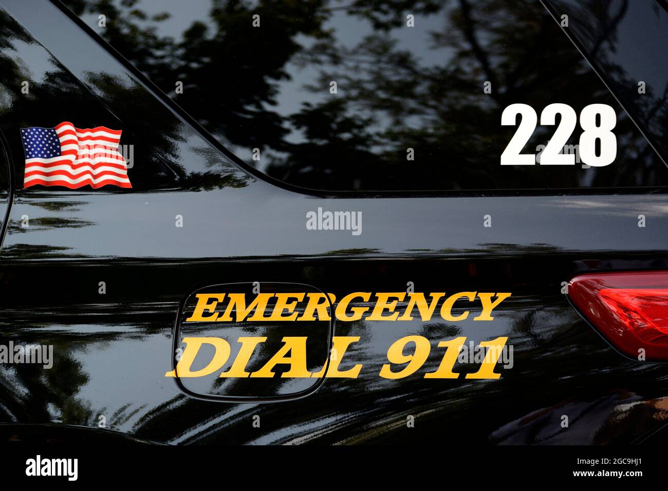 Una macchina di polizia con 'Dial 911' al suo fianco a Santa Fe, New Mexico. Foto Stock