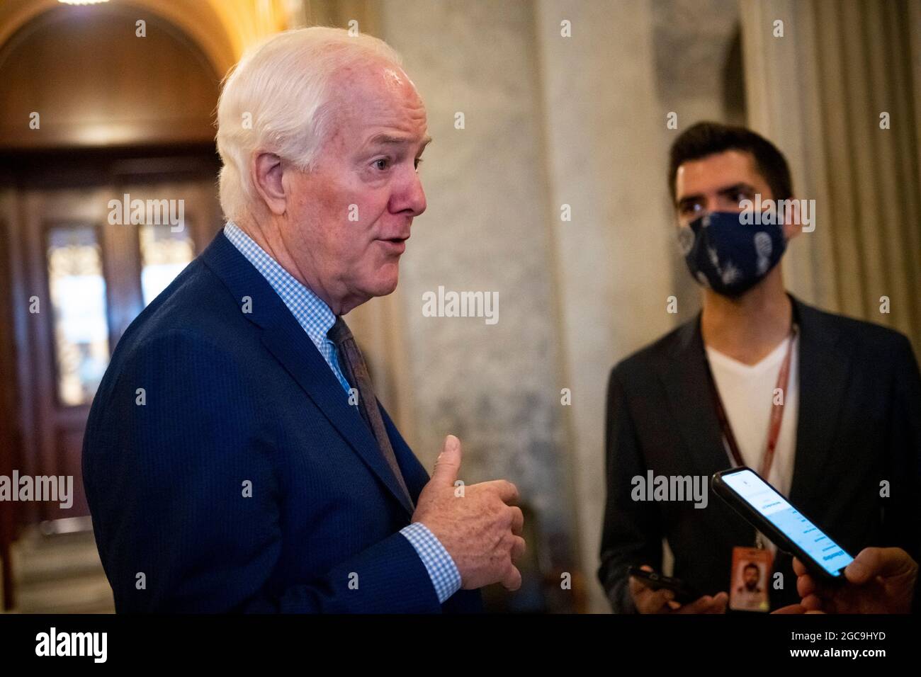 Il senatore degli Stati Uniti John Cornyn (repubblicano del Texas) parla con i giornalisti quando arriva alla Camera del Senato durante un voto al Campidoglio degli Stati Uniti a Washington, DC, sabato 7 agosto 2021. Credito: Rod Lammey/CNP /MediaPunch Foto Stock