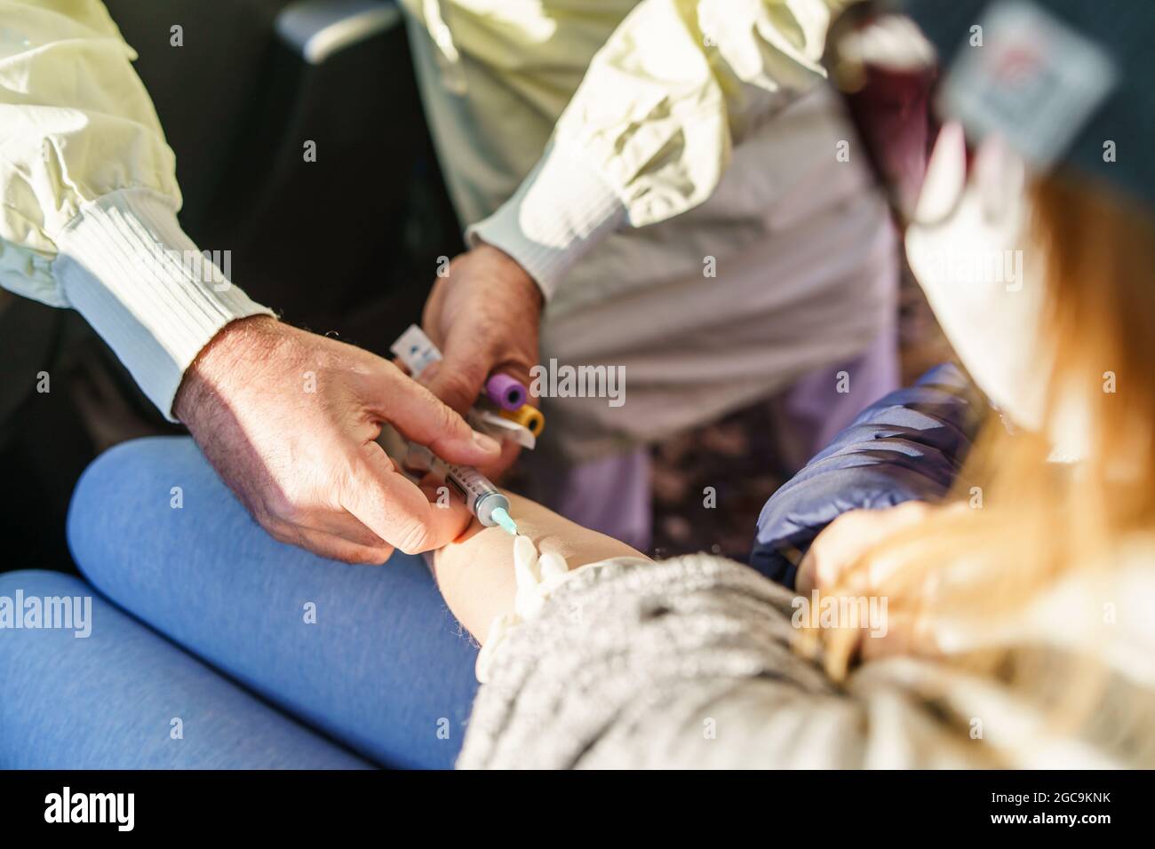 Primo piano a disposizione di un tecnico medico sconosciuto che preleva campioni di sangue dal paziente Foto Stock