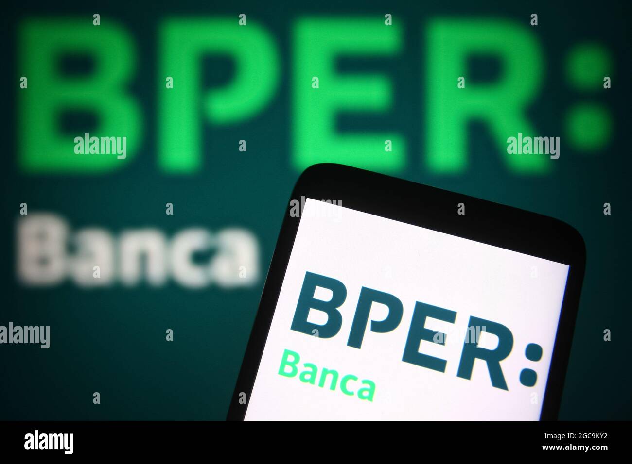 In questa figura è riportato un logo BPER Banca di un gruppo bancario  italiano su uno smartphone e su uno schermo pc. (Foto di Pavlo Gonchar /  SOPA Images/Sipa USA Foto stock -
