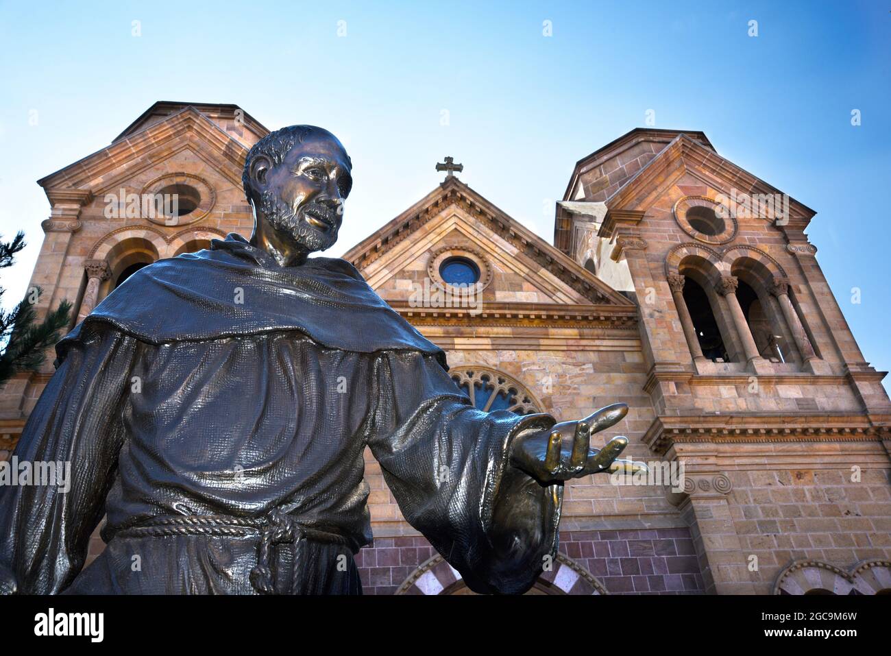 La storica Basilica della Cattedrale di San Francesco d'Assisi è un punto di riferimento e un'attrazione di Santa Fe, New Mexico. Foto Stock