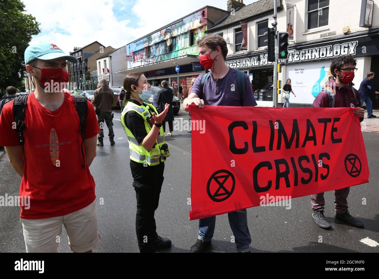 Cambridge, Regno Unito. 07 agosto 2021. I manifestanti hanno un banner che dice crisi climatica durante la dimostrazione.gli attivisti della ribellione estinzione hanno bloccato una strada principale a Cambridge in cinque minuti di intervalli per fermare il traffico ed evidenziare gli eventi meteorologici estremi di quest'anno e il modo in cui il clima sta cambiando. (Foto di Martin Pope/SOPA Images/Sipa USA) Credit: Sipa USA/Alamy Live News Foto Stock