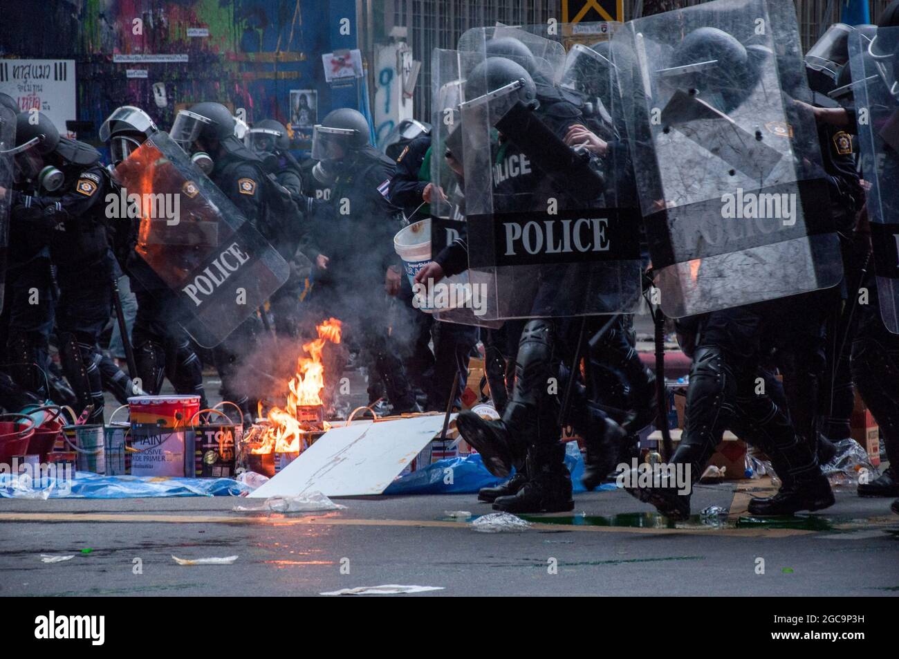 Bangkok, Thailandia. 07 agosto 2021. I poliziotti tailandesi riot cercano di disperdere i manifestanti pro-democrazia durante la dimostrazione. Centinaia di manifestanti hanno partecipato a una protesta contro il governo al Monumento alla democrazia e successivamente si sono trasferiti nella zona della casa del primo ministro, per fare pressioni sulle loro richieste in merito alle dimissioni del primo ministro thailandese, Sotto la dichiarazione di una situazione di emergenza per controllare la malattia in un aumento di casi COVID-19. (Foto di Peerapon Boonyakiat/SOPA Image/Sipa USA) Credit: Sipa USA/Alamy Live News Foto Stock