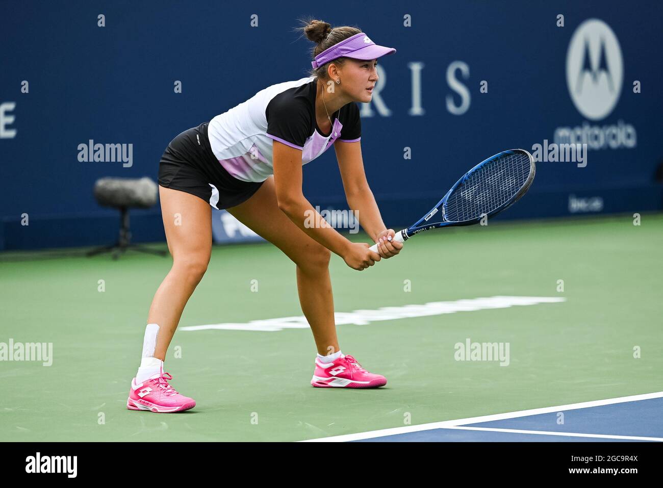 07 agosto 2021: Kamilla Rakhimova (RUS) attende il servizio durante la partita di qualificazione del WTA National Bank Open allo stadio IGA di Montreal, Quebec. David Kirouac/CSM Foto Stock