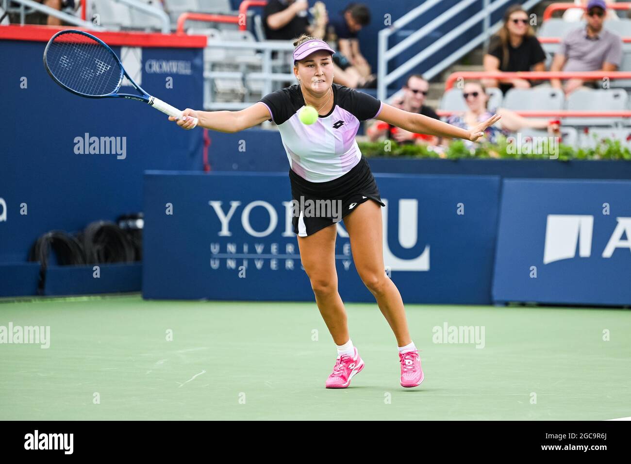 07 agosto 2021: Kamilla Rakhimova (RUS) restituisce il pallone durante la partita di qualificazione WTA National Bank Open allo stadio IGA di Montreal, Quebec. David Kirouac/CSM Foto Stock