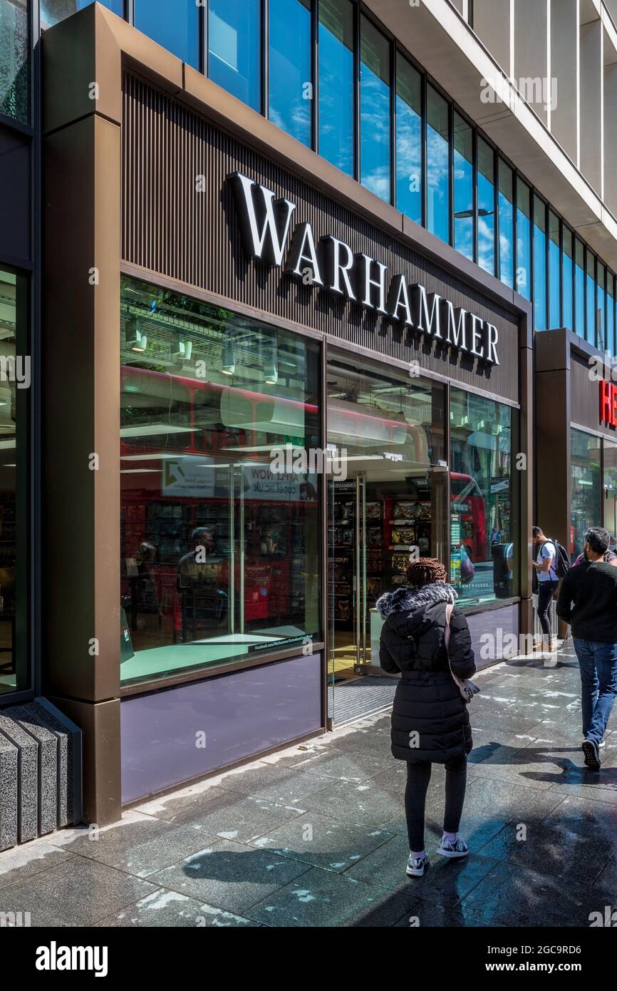Warhammer Store su Tottenham Court Road nel centro di Londra. Warhammer è un marchio di Games Workshop Group, fondato nel 1975. Officina Giochi Warhammer Shop. Foto Stock