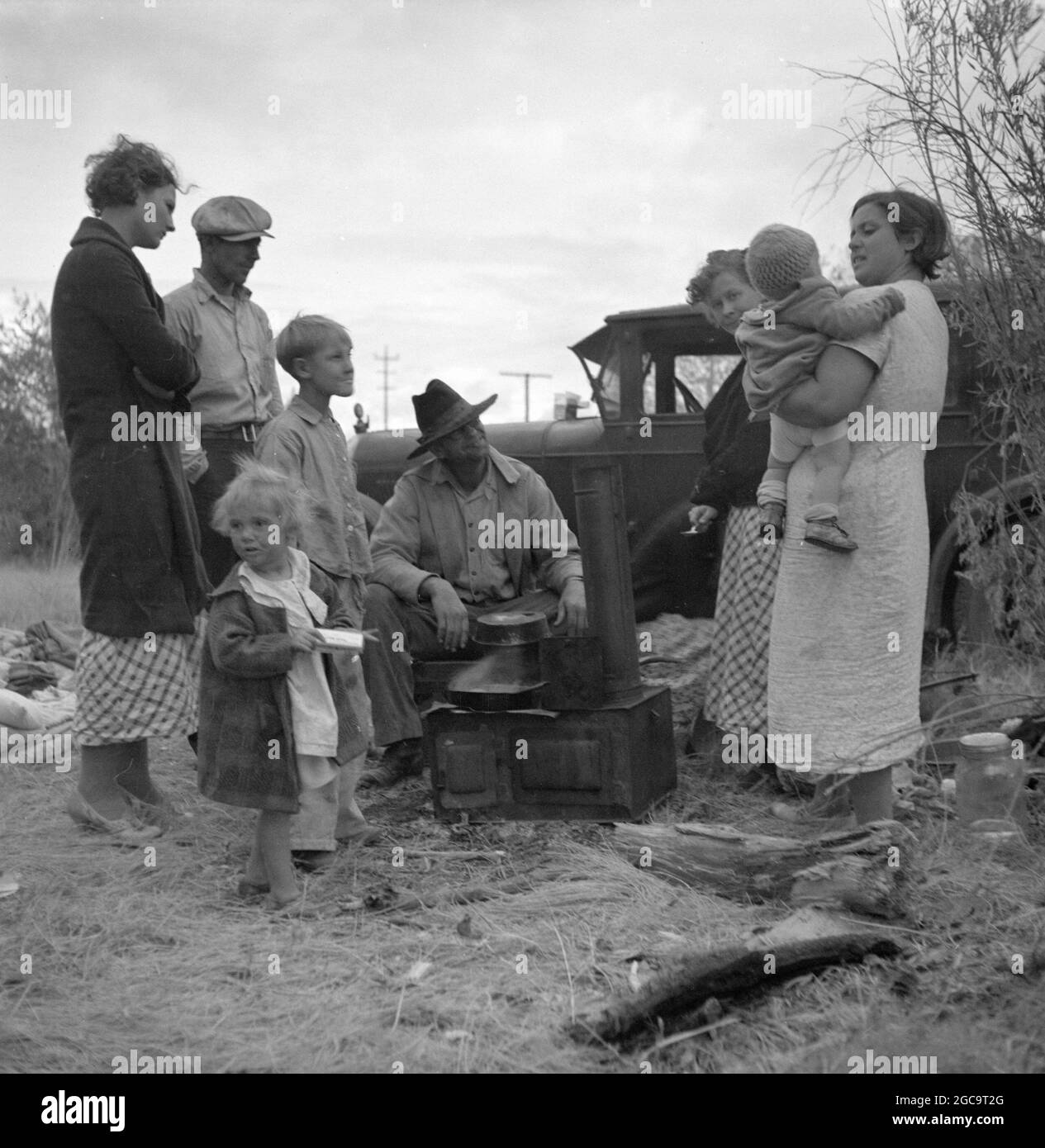 Una famiglia migrante durante la depressione americana nel Dustbowl presa da Dorotea Lange Foto Stock