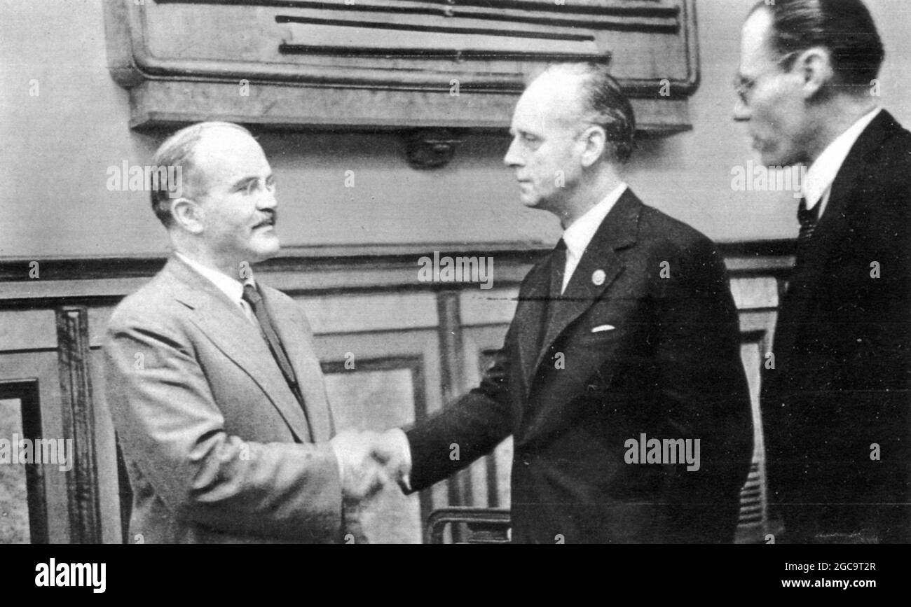 Molotov e Ribbentrop stringono le mani alla firma del Patto nazista-sovietico a Mosca 1939 Foto Stock