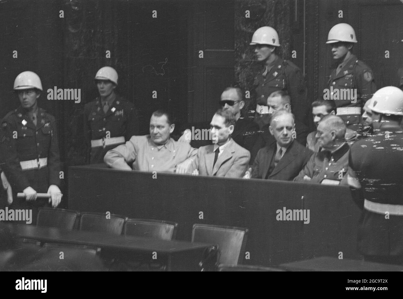 Leader nazisti al processo di Norimberga. Foreground (L-R) Göring, Hess, Ribbentrop e Keitel, back row Dönitz, Räder e Schirach Foto Stock