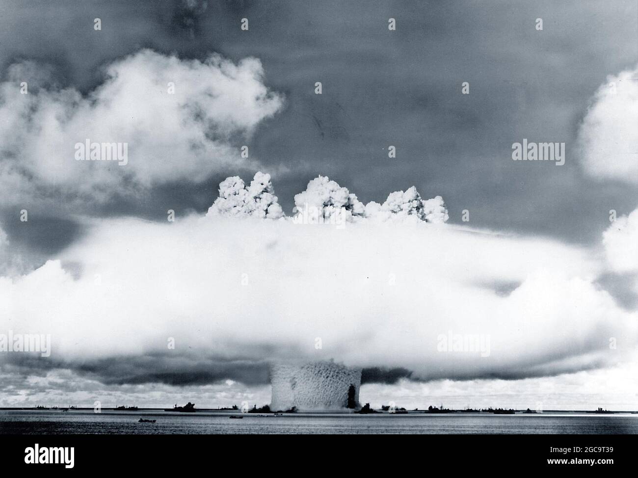 Esplosione nucleare (fissione) e nube di funghi al test nucleare di Operation Crossroads (Baker Day) all'Atollo Bikini nel 1946 Foto Stock