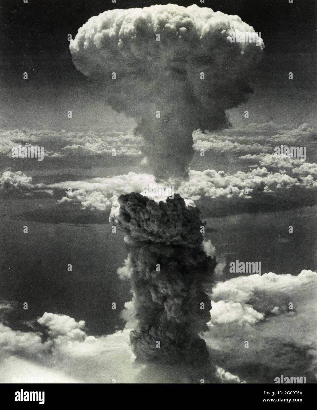 Esplosione nucleare e nube di funghi dopo la bomba atomica su Nagasaki il 9 agosto 1945 Foto Stock