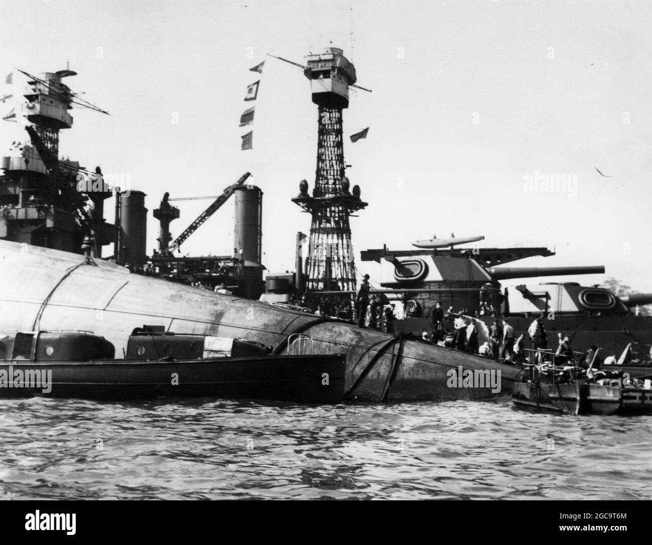 La USS Oklahhoma, con dimensioni ridotte, dopo l'attacco giapponese a Pearl Harbor, 7 dicembre 1941. Foto Stock