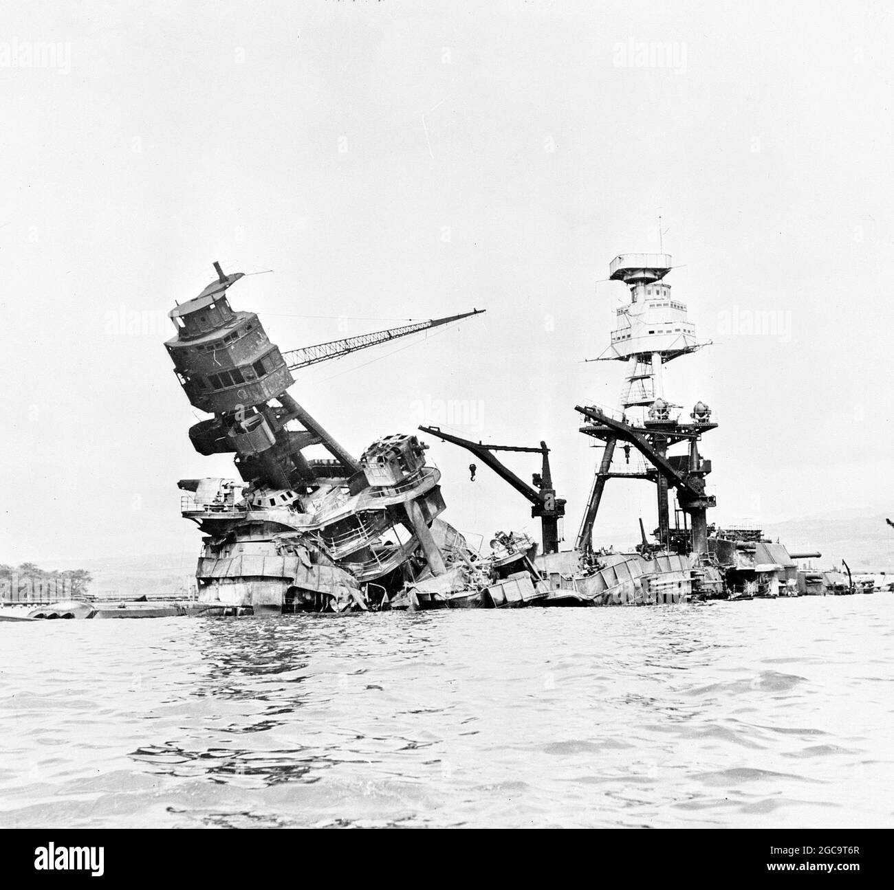 La USS Arizona sommersa dopo l'attacco giapponese a Pearl Harbor, 7 dicembre 1941. Foto Stock