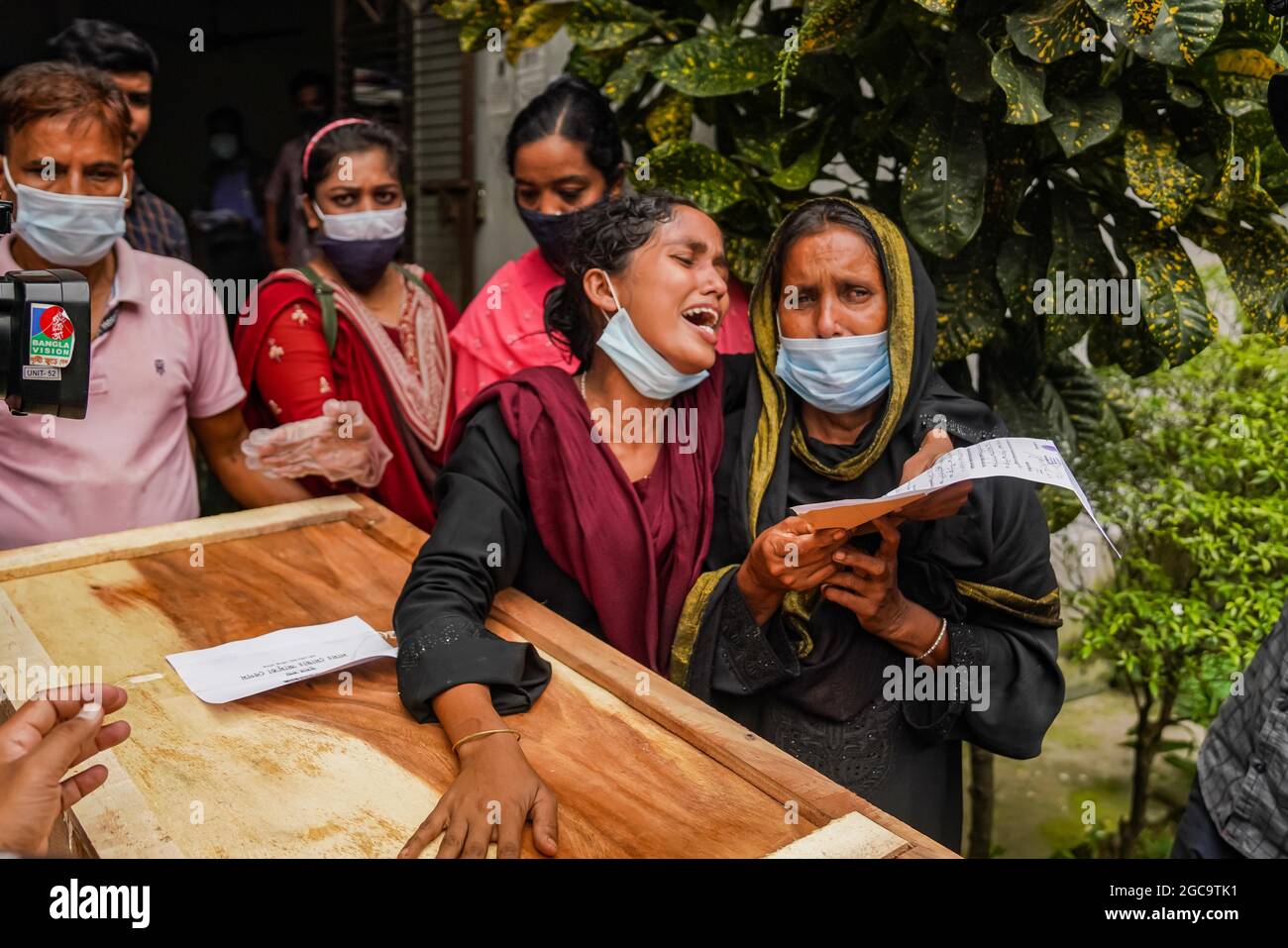 Dhaka, Dhaka, Bangladesh. 7 agosto 2021. I membri della famiglia si sono rotti in lacrime quando ricevono i corpi morti delle relative vittime del fuoco della fabbrica ad una morgue del Dacca Medical College a Dhaka, Bangladesh il 07 agosto 2021. Che un mese fa è stato ucciso in un incendio alla Hashem Foods and Beverage Factory di Rupganj, Narayanganj. I corpi di 21 persone, sono stati consegnati nella seconda fase. (Credit Image: © Zabed Hasnain Chowdhury/ZUMA Press Wire) Foto Stock