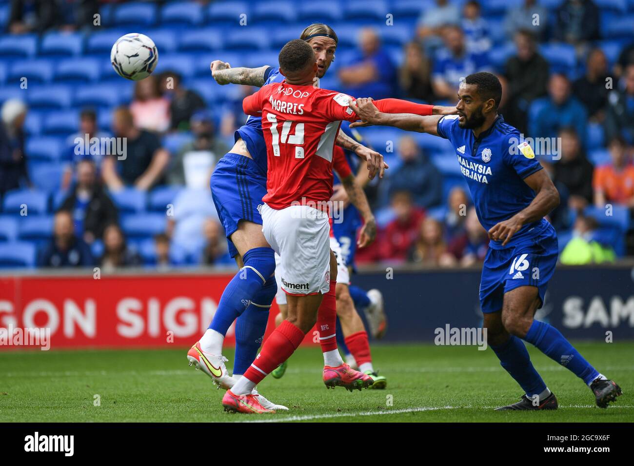Carlton Morris 14 di Barnsley sfida Aden Flint 5 di Cardiff City per il pallone a Cardiff, Regno Unito, il 8/7/2021. (Foto di Mike Jones/News Images/Sipa USA) Foto Stock