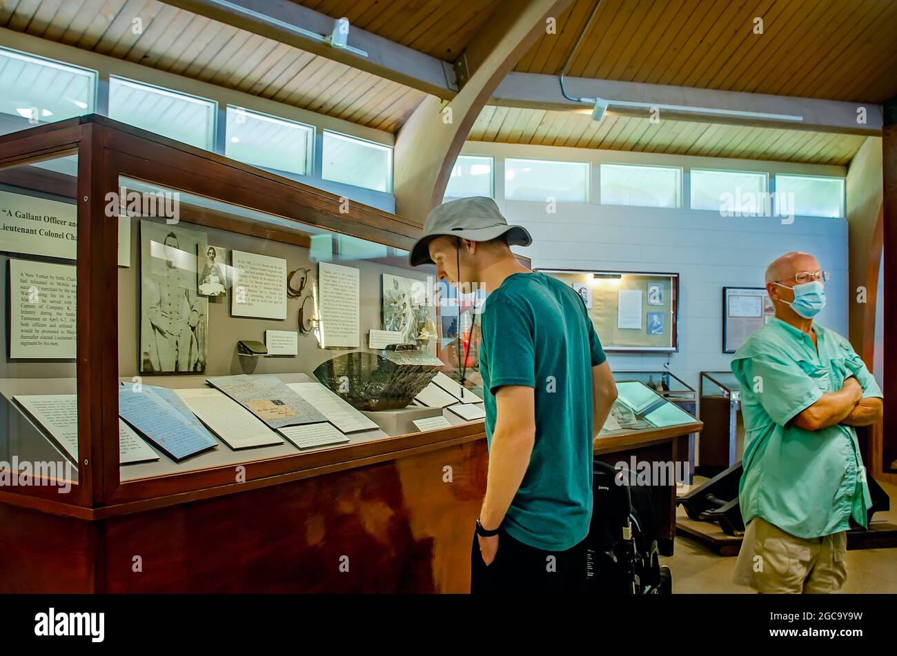 La gente esplora il museo a Fort Morgan, 31 luglio 2021, a Gulf Shores, Alabama. Fort Morgan è stato costruito nel 1834 e utilizzato per proteggere Mobile Bay. Foto Stock