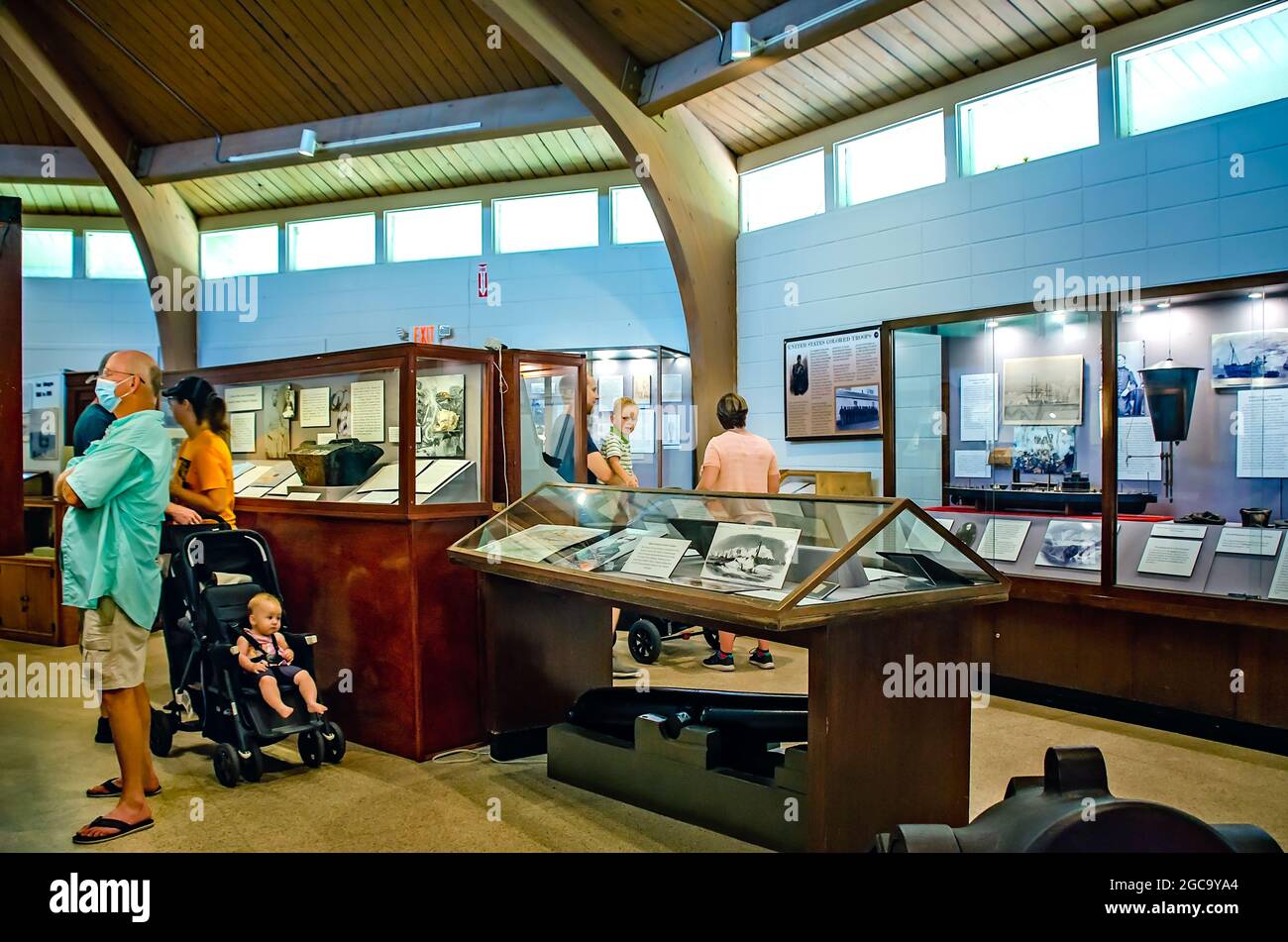 La gente esplora il museo a Fort Morgan, 31 luglio 2021, a Gulf Shores, Alabama. Fort Morgan è stato costruito nel 1834 e utilizzato per proteggere Mobile Bay. Foto Stock